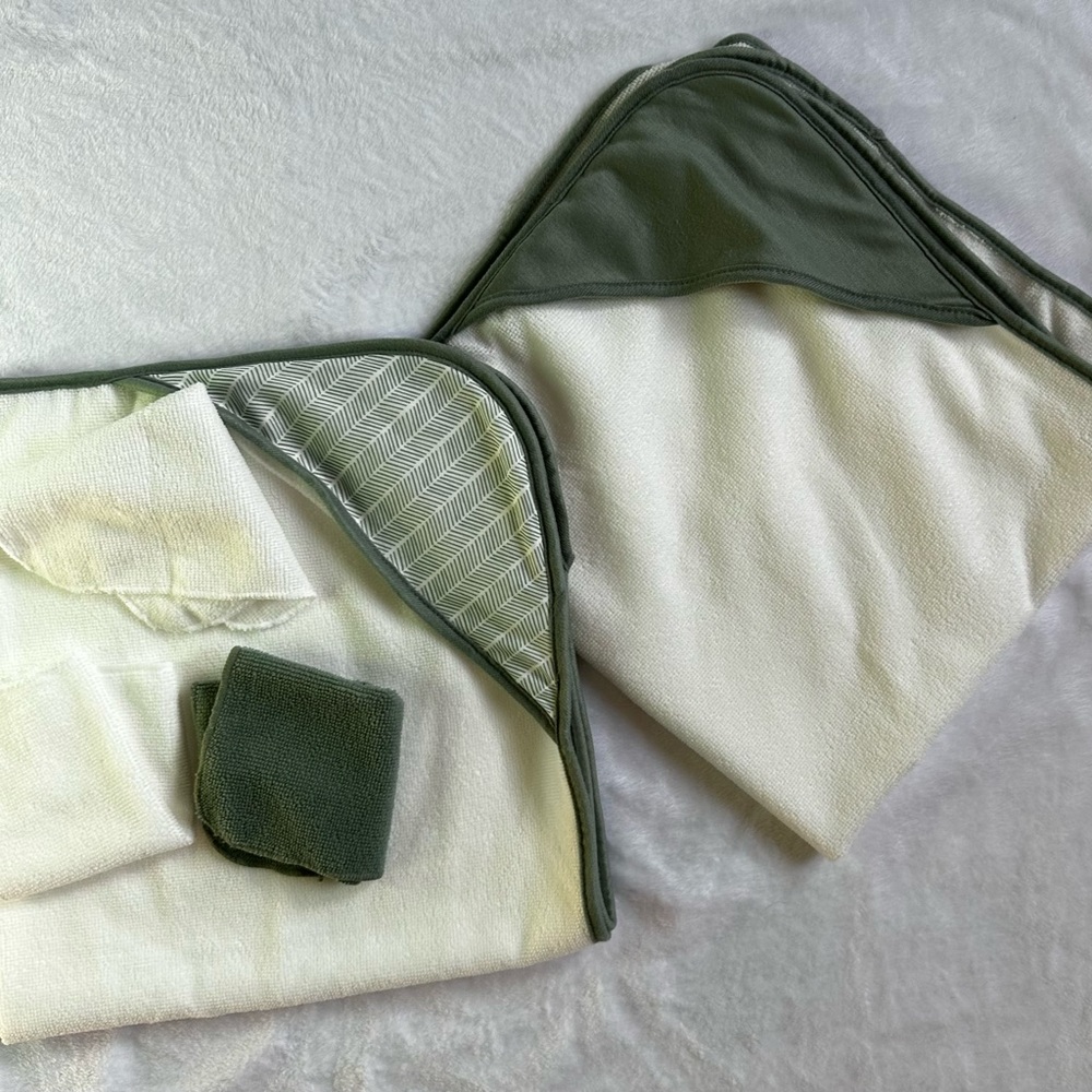 Tahari Baby Towel Set - 2 towels and 3 washcloths
